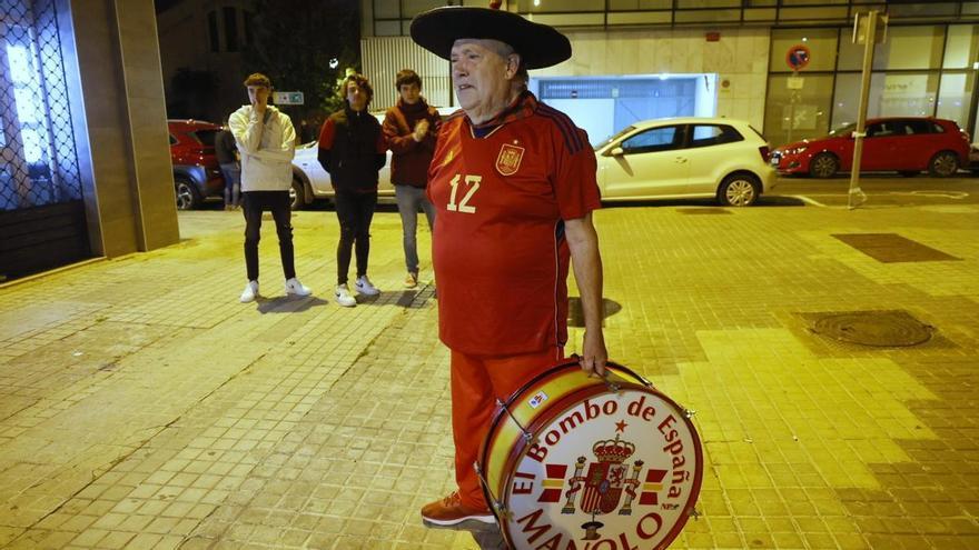 El fútbol está de luto: Fallece Manolo el del Bombo, icónico apasionado de La Roja