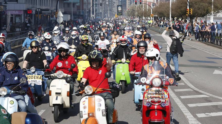 Las Vespas toman Gijón: así ha sido el desfile (en imágenes)