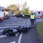 Un accidente entre una moto y un coche en la rotonda de acceso a Pravia deja un herido