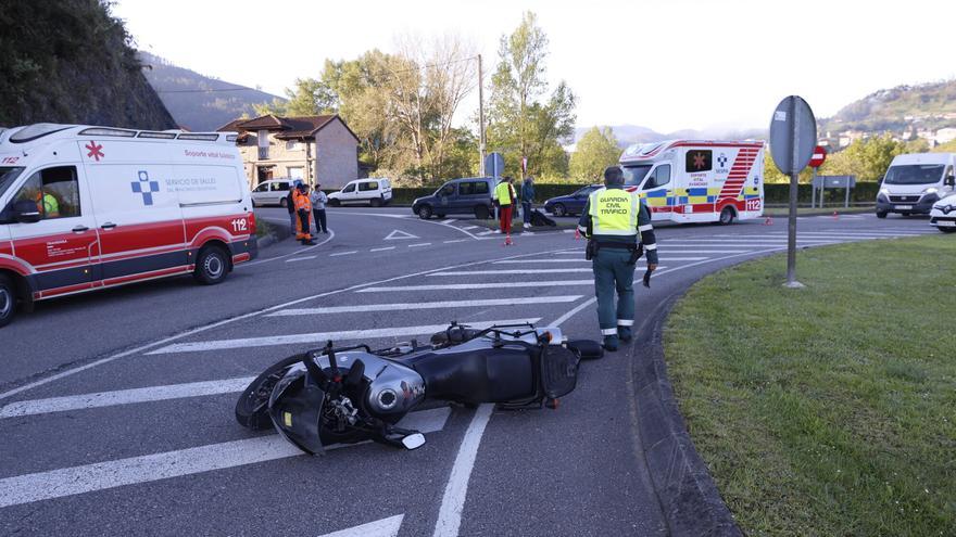 Un accidente entre una moto y un coche en la rotonda de acceso a Pravia deja un herido