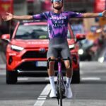 Ayuso recorta otro segundo a Roglic antes de que el Giro circule sin asfalto