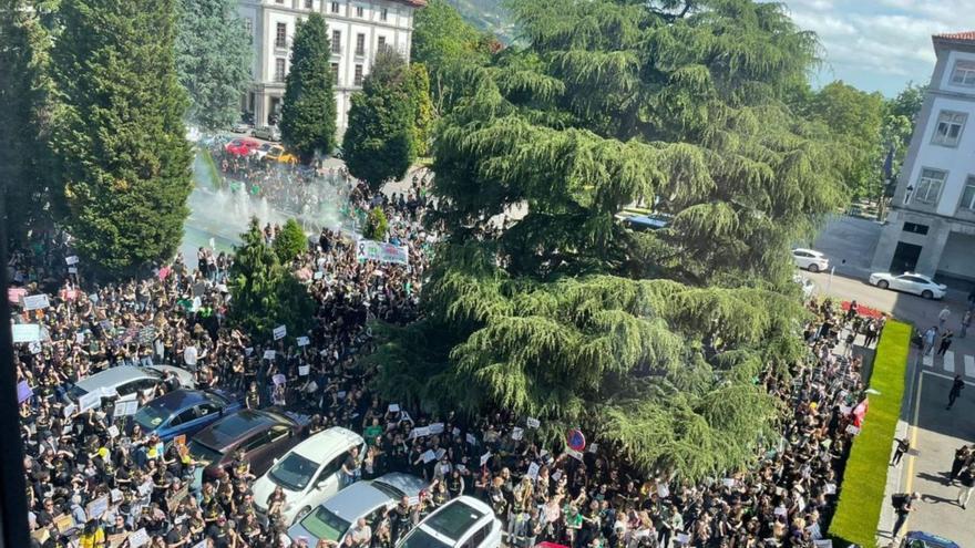 Diez claves de la «histórica» huelga de profesores en Asturias: ¿por qué miles de docentes se han echado a las calles?