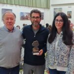 El presentador de Salvados a los chavales del instituto de Vegadeo: «Sois muy afortunados; os viene a contar cómo funciona el mundo gente que está en la sala de máquinas»