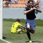 El Avilés da un paso de gigante para conseguir el ascenso: la dupla goleadora blanquiazul marca la diferencia ante el Rayo Majadahonda (0-2)