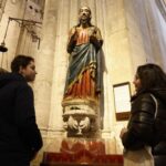 En busca de los orígenes de una imagen muy venerada de la Catedral de Oviedo: El Salvador inicia su restauración