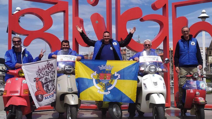 Gijón fascina al enjambre de Vespas que ha invadido la ciudad: «Todo es precioso»