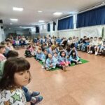 Los pequeños escolares de la Pola se preparan para el próximo curso y conocen a sus compañeros