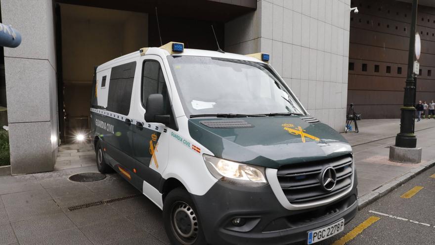 EN IMÁGENES: Ingresa en prisión el matrimonio que tenía encerrados a sus hijos en Oviedo