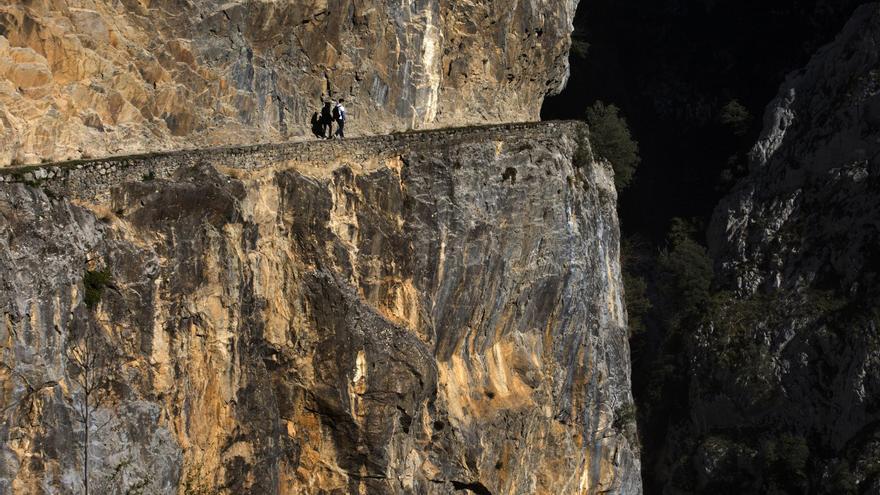 Alarma tras ver a un joven lanzando una enorme piedra en una famosa ruta asturiana: «Se ha matado Paco»