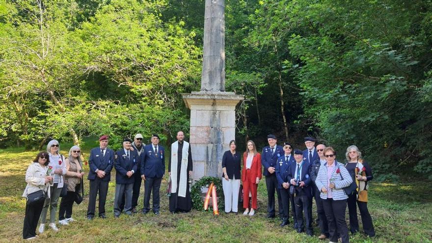 Ofrenda floral de la Asociación de Veteranos Paracaidistas, en El Repelao de Covadonga