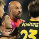 Pepe Reina se retira del fútbol con una expulsión en su último partido