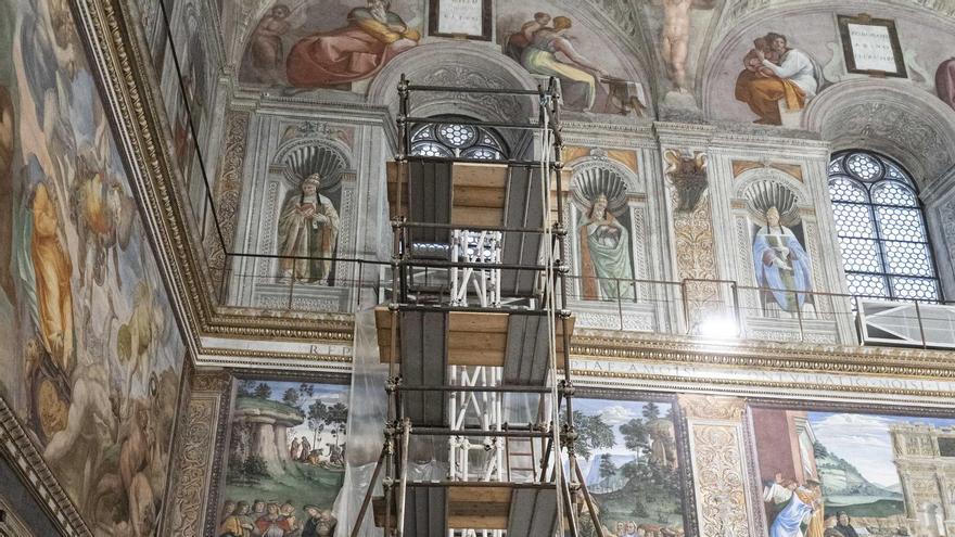 Continúan los preparativos en la Capilla Sixtina para el comienzo del cónclave