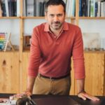 Álvaro Bilbao, neuropsicólogo: «Hemos olvidado que a los niños hay que educarlos y que necesitan normas»