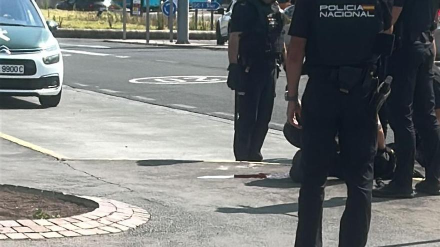 Muere el atracador herido de bala por la Policía tras asaltar a un taxista con un arma blanca en el aeropuerto de Gran Canaria