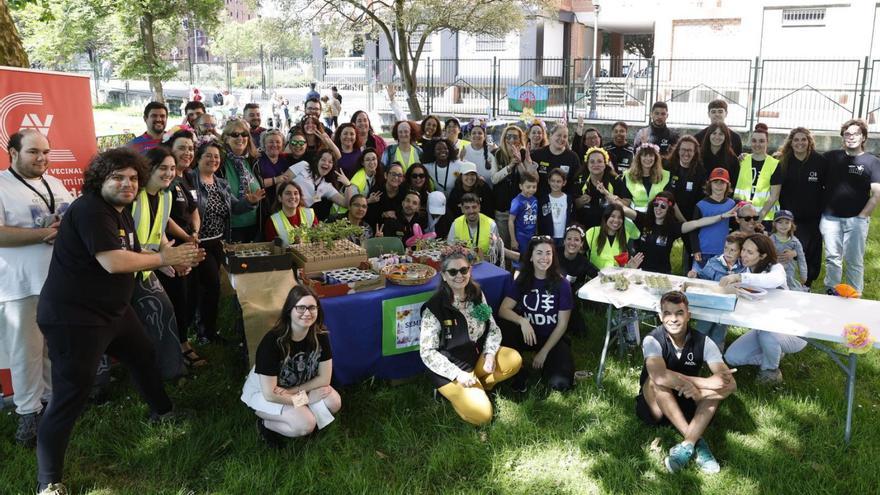 La zona oeste de Gijón se divierte «en familia» para crear comunidad