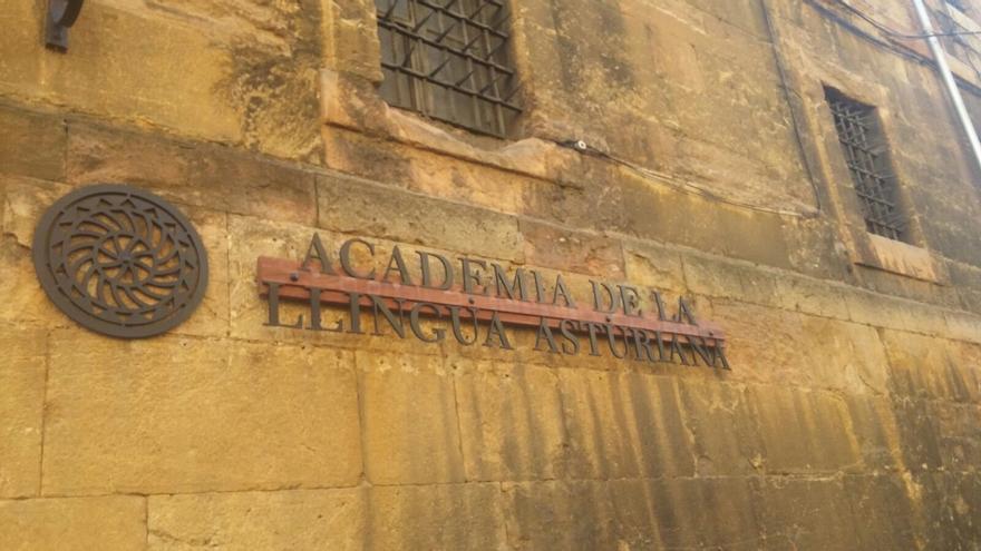 Asina ye «Noyos», el métodu formativu n’asturianu p’adultos que va presentar l’Academia de la Llingua
