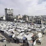 Los bombardeos israelíes continúan desplazando a los palestinos a campamentos de refugiados