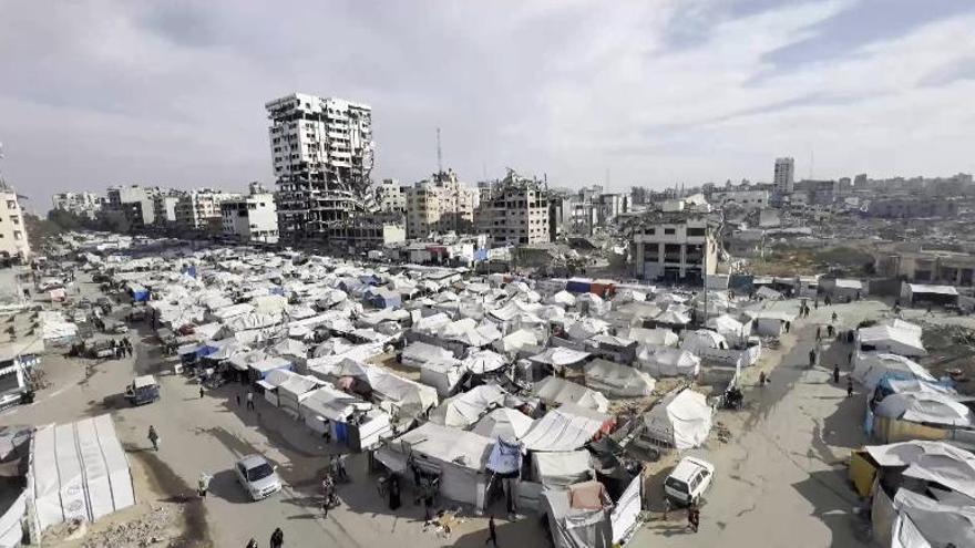 Los bombardeos israelíes continúan desplazando a los palestinos a campamentos de refugiados