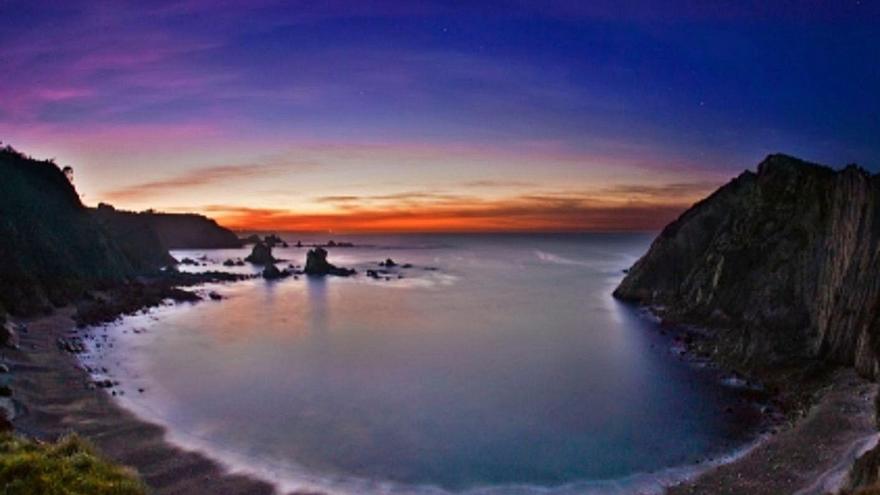 El impresionante amanecer en una playa asturiana que protagoniza una campaña de publicidad