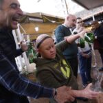 La integración espalma en Avilés: el Yumay acoge un taller de escanciado en el que participan personas con discapacidad intelectual