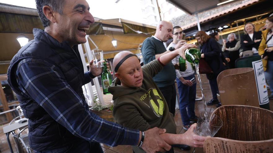 La sidra «maya» las diferencias en Avilés: miembros de Rey Pelayo participan en un taller de escanciado por la integración