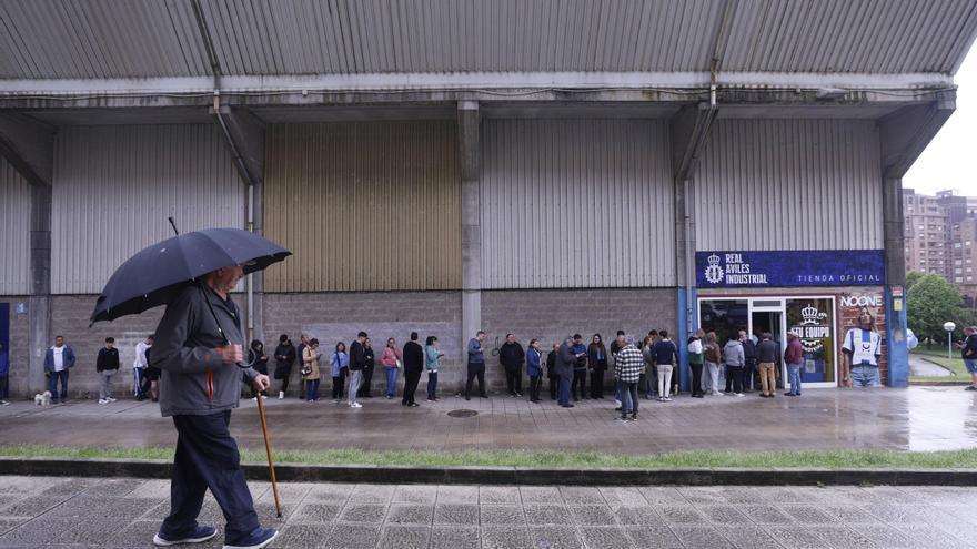 EN IMÁGENES: Locura blanquiazul para acompañar al Avilés en Majadahonda