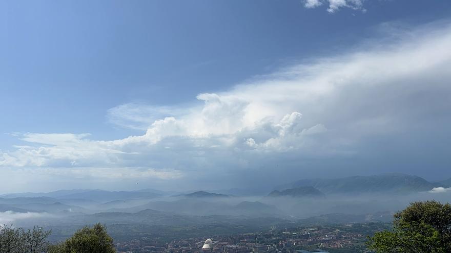 De los 35 grados a las tormentas: el vídeo que muestra el rápido avance de las nubes en el cielo asturiano
