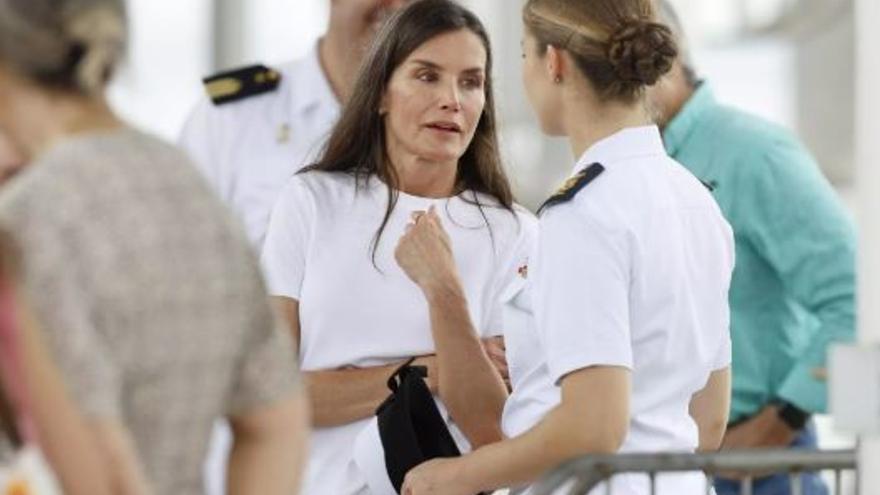 La reina Letizia se reúne con la princesa Leonor durante la escala del buque Elcano en Panamá