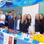 Los emprendedores del mañana venden en la Pola: 120 alumnos de Siero, Noreña y Llanera participan en el mercado solidario de cooperativas de Valnalón