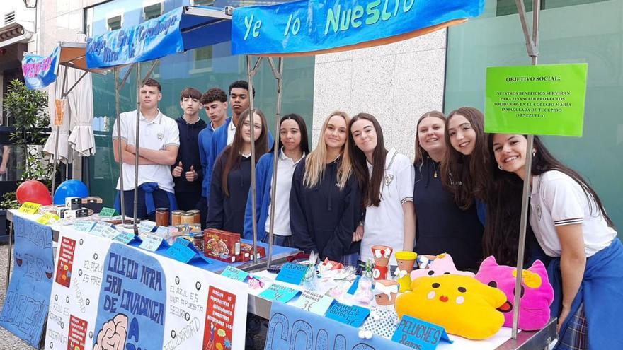 Los emprendedores del mañana venden en la Pola: 120 alumnos de Siero, Noreña y Llanera participan en el mercado solidario de cooperativas de Valnalón