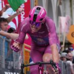El Giro vive pendiente de la rodilla derecha de Ayuso