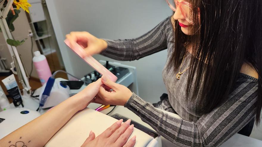 Las uñas que llevan Laura Escanes o Sofía Suescun se hacen en la Pola: estas son las tendencias en manicura