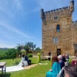Una boda de cuento en Asturias, con castillo y entre un mar de verde y flores
