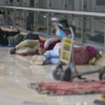 Madrid sube la presión sobre el Gobierno por la crisis de Barajas: «Si no se consideran capaces de plantear soluciones, que convoquen elecciones»