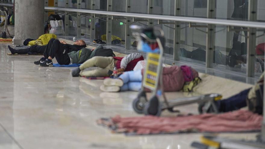 Madrid sube la presión sobre el Gobierno por la crisis de Barajas: «Si no se consideran capaces de plantear soluciones, que convoquen elecciones»