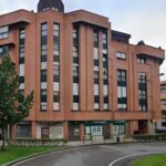 Alarma en Oviedo: un encapuchado atraca una sucursal bancaria empuñando un arma de fuego