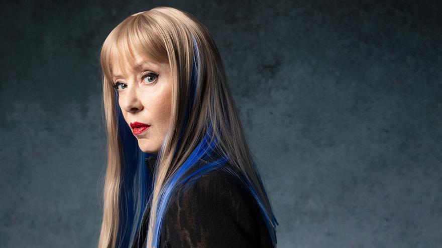 Suzanne Vega, la voz cálida que declara el estado de emergencia en ‘Flying with angels’