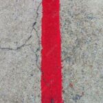 Qué es y para que sirve la línea roja continua que ahora se ve en las carreteras
