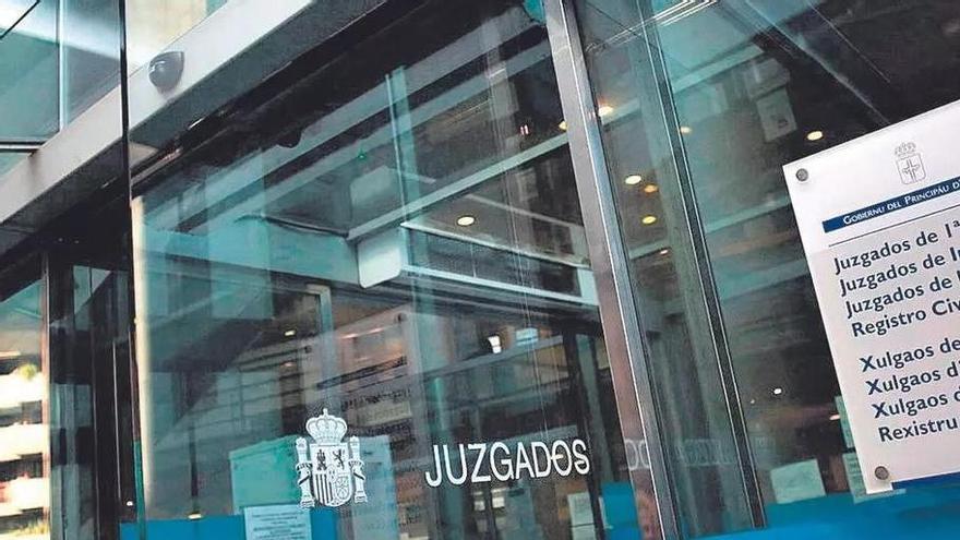 Agarra del cuello, tira del pelo, arroja al suelo y pisa la cabeza a una anciana a la que cuidaba en Mieres: piden dos años de prisión para la acusada