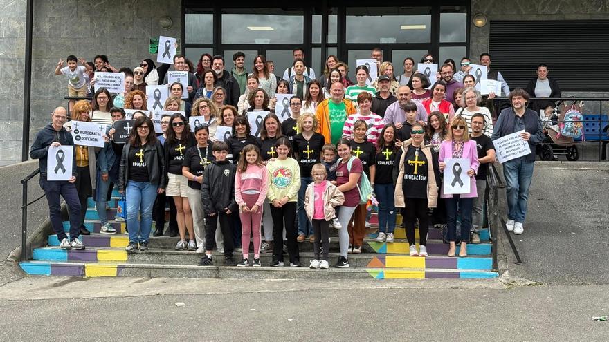 Docentes y familias de Lugones se concentran en favor de la educación pública