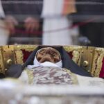 El cuerpo de Santa Teresa de Jesús se expone en la Basílica de la localidad salmantina de Alba de Tormes tras más de un siglo