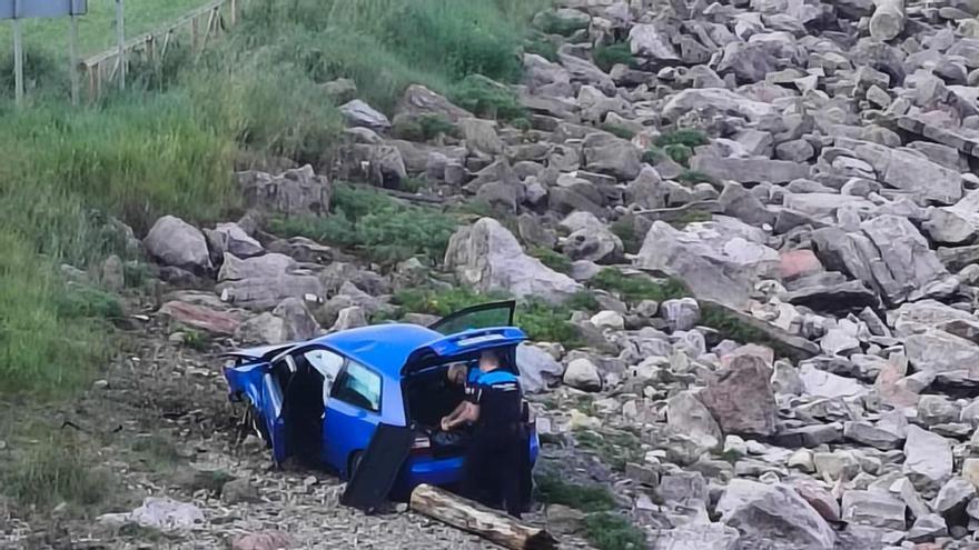 Aparatoso accidente en la carretera al faro de Avilés: un vehículo ‘aterriza’ en la playa del Arañón y el conductor sale ileso