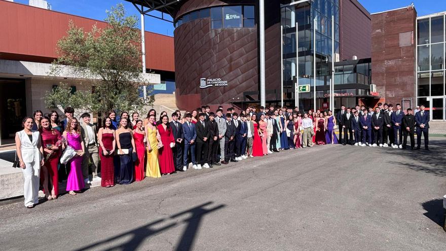 El instituto Montevil de Gijón despide a sus bachilleres en el recinto ferial