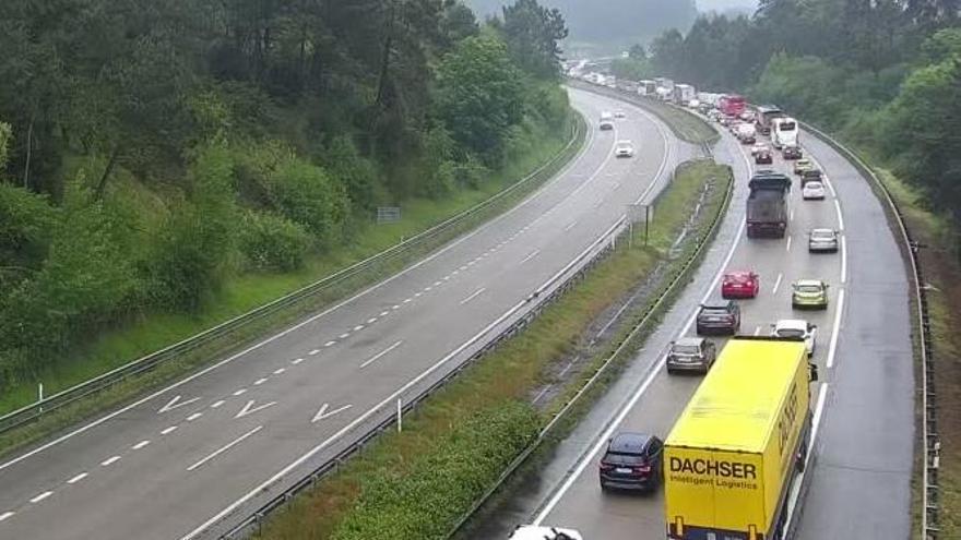 Un accidente de tráfico en el viaducto de Serín provoca retenciones kilométricas en la «Y»