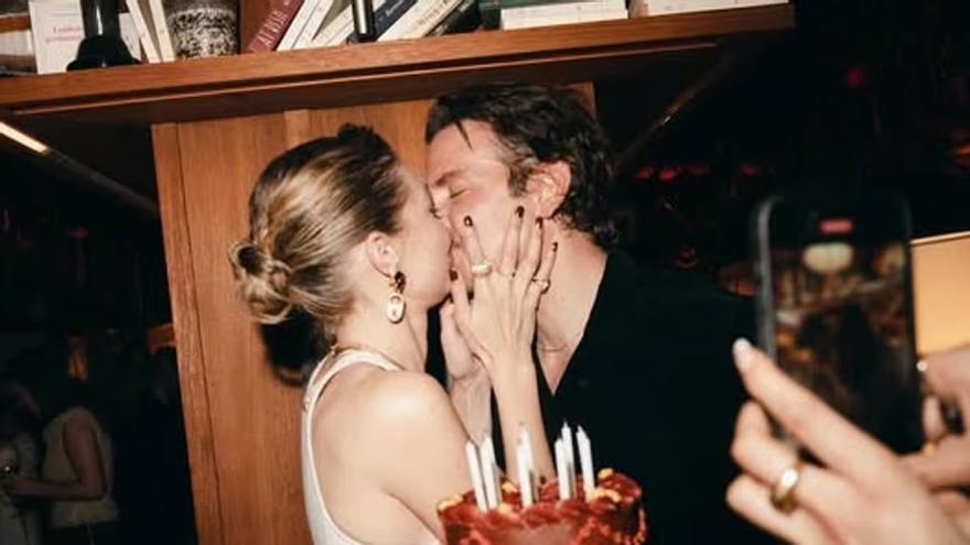 Gigi Hadid y Bradley Cooper hacen oficial que son novios con la foto de un beso de tornillo