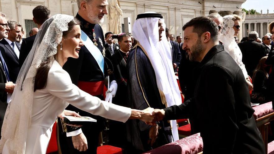 Los detalle del vestido de Letizia ante el Papa: con mantilla blanca de la Casa Real y diseño de Redondo Brand