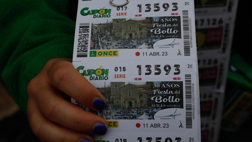 Un «rasca» de la ONCE deja un premio de 100.000 euros en Villalegre: «El ganador o ganadora es, casi seguro, del barrio»