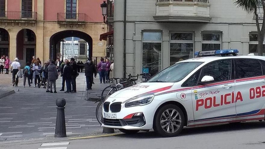 Accidente en Gijón: detenido un conductor borracho tras chocar con una terraza en San Lorenzo