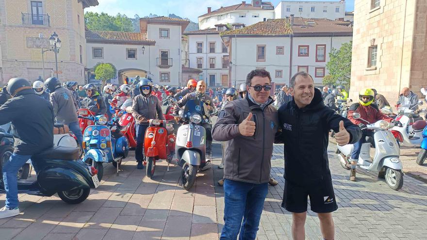 La IV VesPicos llena Cangas de Onís: más de un centenar de Vespas y Lambretras en ruta hacia León