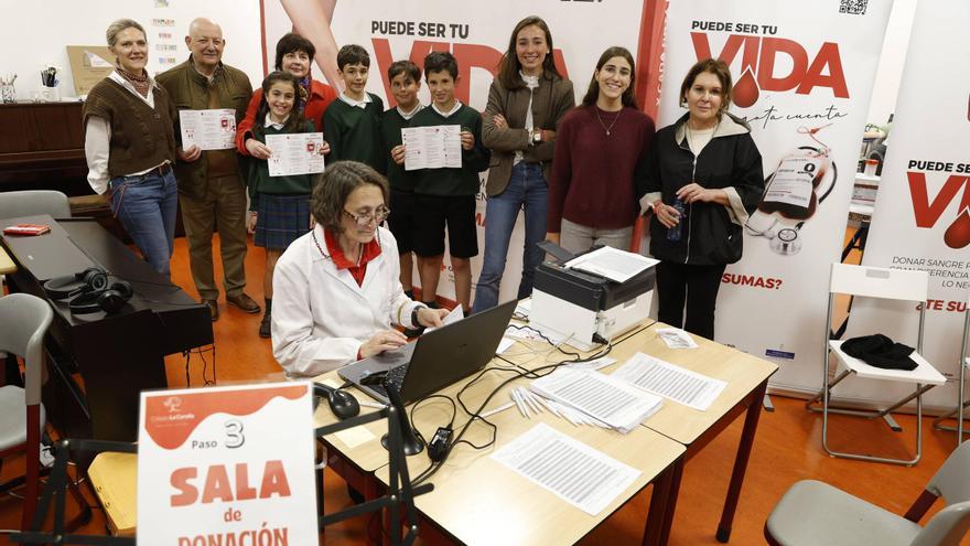 La campaña de donación de sangre en el colegio La Corolla de Gijón, en imágenes